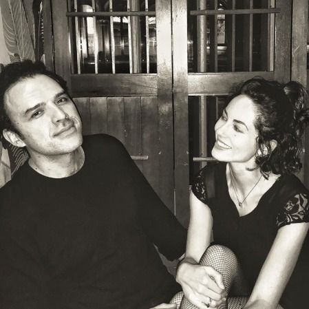 Bárbara Mori looking at Fernando Rovzar and admiring him.